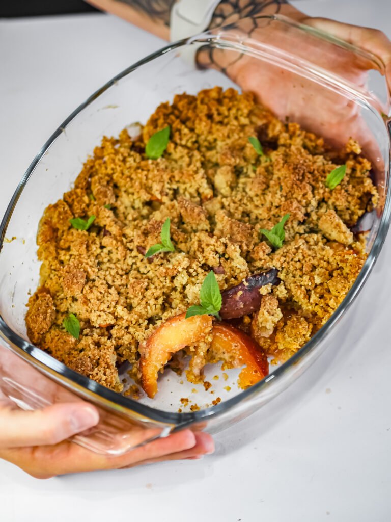 Crumble pesche, menta e pistacchio