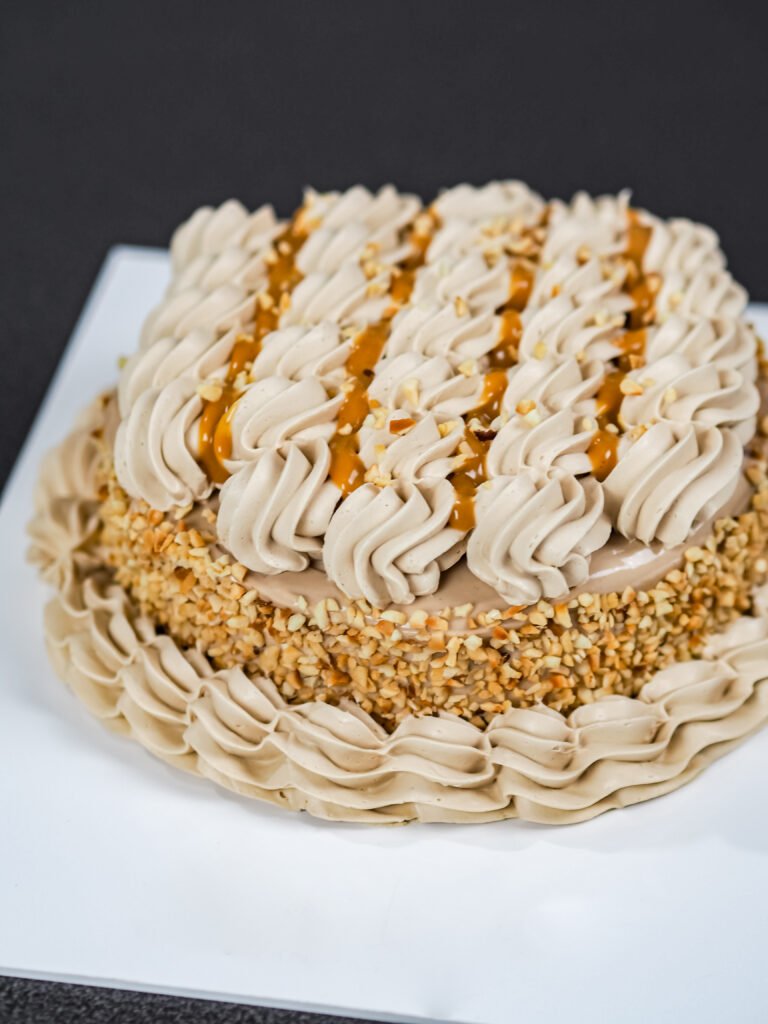 Torta dacquoise nocciola caramello